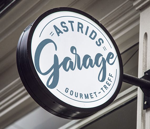 Carmen Dullnig Design Astrids Garage Villach Italienerstrasse Aussenwerbung
