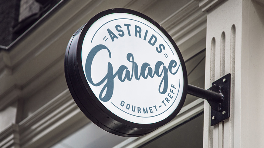 Carmen Dullnig Design Astrids Garage Villach Italienerstrasse Aussenwerbung